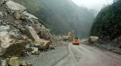 El Ministerio de Transporte y Obras Públicas ejecuta trabajos de limpieza en la vía Cuenca-Molleturo-El Empalme, en febrero de 2023. 