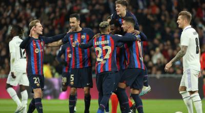 Los jugadores del FC Barcelona festejan un gol en el estadio Santiago Bernabéu, el 2 de marzo de 2023.