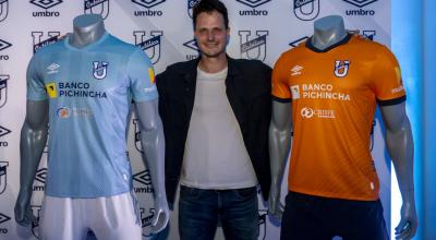 Mantas Tamulionis posa con los uniformes de la Universidad Católica para la temporada 2023.