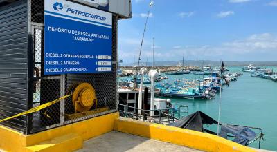 Gasolinera naval en el puerto de Jaramijó, Manabí, donde se abastecen de combustible los barcos de pesca artesanal.
