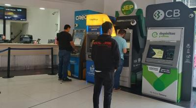 Cajeros de cooperativas de ahorro y crédito en un centro comercial de Cuenca, el 3 de marzo de 2023.