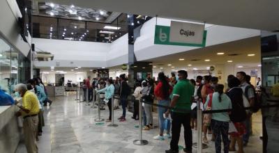 Personas hacen fila en una de las agencias de BanEcuador en Guayaquil, el 7 de noviembre de 2022.  