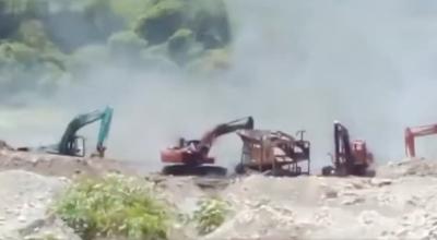 Captura del video del medio lojano Tele 7, en donde se ve la maquinaria destruida por militares peruanos, 5 de marzo de 2023.