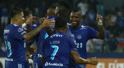 Los jugadores de Emelec festejan uno de los goles anotados ante Deportivo Cuenca en la primera fase de la Sudamericana, el 9 de marzo de 2023.