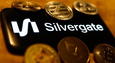 Logo del banco Silvergate Bank, junto a la criptomoneda bitcoin, el 29 de enero de 2023. 