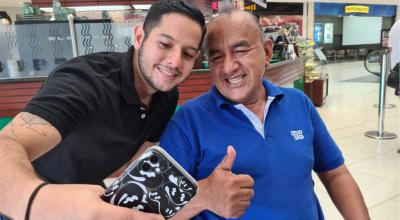 El periodista José Delgado, fotografiándose con un admirador en Guayaquil, el 6 de marzo de 2023.