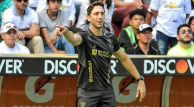 Luis Zubeldía, director técnico de Liga de Quito, durante un partido en el estadio Rodrigo Paz Delgado.