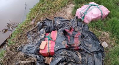 Sacos con la droga encontrada en una caleta, en el sector de Golfo de Guayaquil, el 13 de marzo de 2023. 