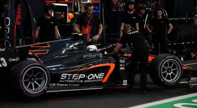 El piloto Juan Manuel Correa en los pits del Gran Premio de Arabia Saudita de la Fórmula 2, el 17 de marzo de 2023.