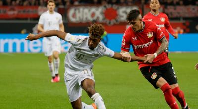 Piero Hincapié, del Bayer Leverkusen, disputa un balón con Kingsley Coman, del Bayern Munich, el 19 de marzo de 2023.