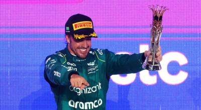 El piloto español Fernando Alonso festeja el tercer lugar y su podio 100 en el GP de Arabia Saudita, el 19 de marzo de 2023.