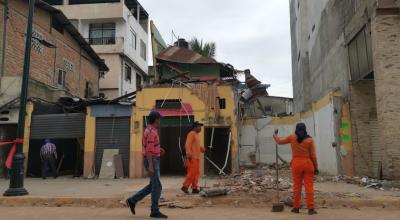 El Municipio realiza la limpieza de una casa colapsada en el centro de Machala, en las calles Boyacá y Páez, donde murieron tres personas, el 20 de marzo de 2023.