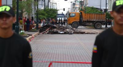Escombros en una avenida de Machala, tras el terremoto del 18 de marzo de 2023.