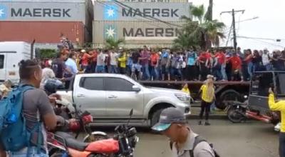 Varias personas se trasladan en la parte trasera de un camión, en Guayaquil, el 23 de marzo de 2023. 