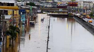 Una avenida inundada junto a un canal de drenaje de Las Orquídeas, en el norte de Guayaquil, el 23 de marzo de 2023. 