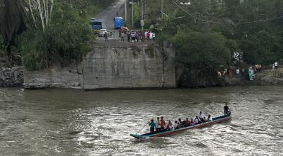 Personas utilizan barcas para cruzar por el correntoso río Blanco, pese al riesgo. 