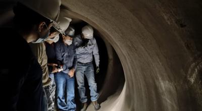 Trabajos de reparación en el Distribuidor de la Unidad 6 de la hidroeléctrica Coca Codo Sinclair, foto de archivo del 26 de febrero de 2021.