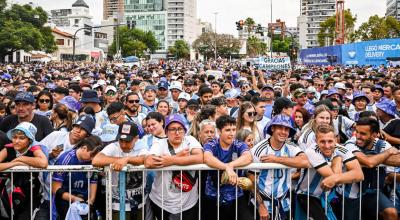 Miles de hinchas argentinos llegan hasta el estadio Monumental en Buenos Aires, el 23 de marzo de 2023.