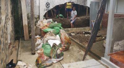 Las lluvias torrenciales provocaron el colapso de un muro y convirtieron en un río una peatonal, inundando 62 viviendas en la Beata Mercedes Molina, al norte de Guayaquil.