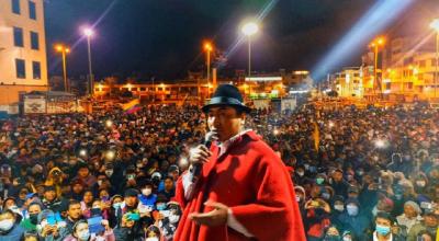 El presidente de la Conaie, Leonidas Iza, se dirige a la multitud en Cotopaxi tras el fin del paro, del 30 de junio de 2022. 