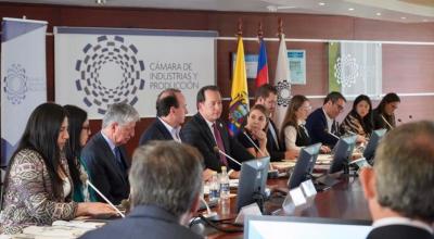 Representantes de las Cámaras de Industrias reunidos con el ministro de Gobierno, Henry Cucalón, Quito, el 21 de marzo de 2023. 