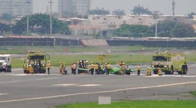 Vista de un tramo de la pista del aeropuerto de Guayaquil, cerrado, 27 de marzo de 2023. 