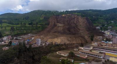 Fotografía aérea muestra la destrucción causada por un deslizamiento de tierra, en Alausí, la noche del 26 de marzo de 2023.