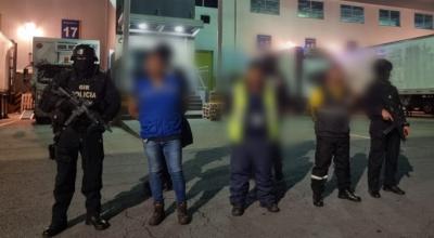 Tres de los 12 detenidos de una banda de narcotráfico, en Guayaquil, el 27 de marzo de 2023. 