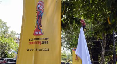 Una pancarta con la publicidad del Mundial Sub 20 de Indonesia en una calle en Bali, en marzo de 2023.