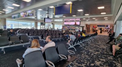 Imagen referencial de pasajeros esperando su vuelo en el Aeropuerto Internacional Mariscal Sucre de Quito, el 17 de febrero de 2023.