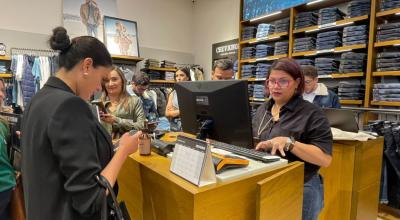 Una mujer compra en la tienda de Chevignon en Mall el Jardín, el 7 de marzo de 2023.