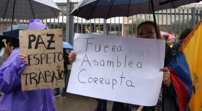 Ciudadanos protestan en contra de la Asamblea, este 28 de marzo de 2023, mientras se tramita el juicio político contra el presidente Guillermo Lasso en la Corte Constitucional.