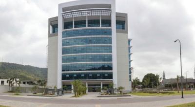 Fachada del edificio Grace, ubicado en el norte de Guayaquil. En el sitio trabaja personal administrativo de Petroecuador.