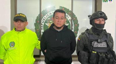 Wilder Sánchez Farfán (centro), luego de ser detenido en Colombia, el 9 de febrero de 2023.