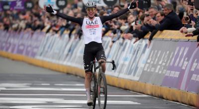 Tadej Pogacar festeja su victoria en el Tour de Flandes, el 2 de abril de 2023. 