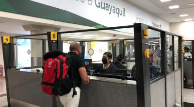 Registro de un pasajero en el área de migración del Aeropuerto Internacional José Joaquín de Olmedo, de Guayaquil. 