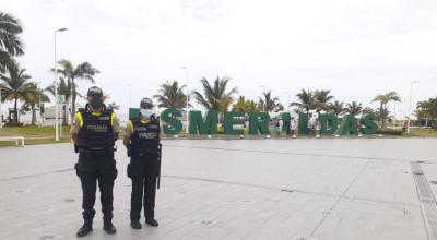 Policías en una playa de la provincia de Esmeraldas, en 2021.