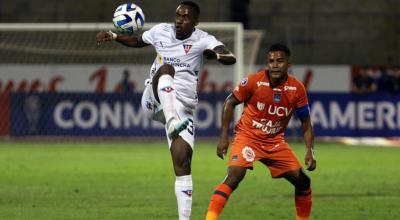 Renato Ibarra, de Liga, controla una pelota en el partido ante Cesar Vallejo por la Copa Sudamericana, el 4 de abril de 2023.