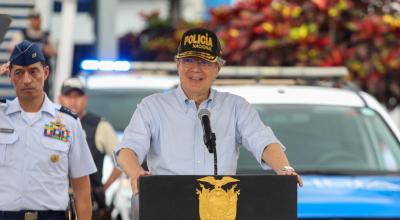 El presidente Guillermo Lasso, durante la entrega de vehículos politicales en Guayaquil, este 31 de marzo de 2023.