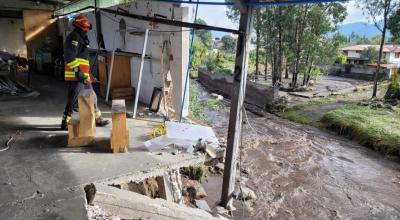 Bomberos realizan una evaluación de la zona afectada por el desbordamiento del río Pita. Quito, 6 de marzo de 2023