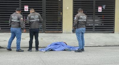 Dinased y Medicina Legal levantan un cuerpo en el Suburbio de Guayaquil, tras un enfrentamiento armado. 