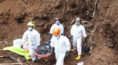Rescatistas trasladan un cuerpo encontrado el 5 de mayo en Alausí.