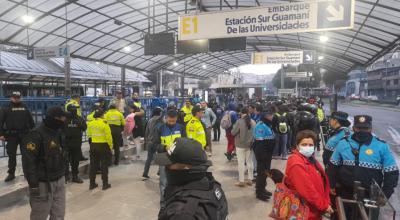 Personas en la parada La Marín, de la Ecovía, el 11 de abril de 2023.