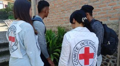 Dos personas que fueron liberadas por la guerrilla colombiana, cerca de la frontera con Ecuador, reciben atención médica de la Cruz Roja, el 11 de abril de 2023.