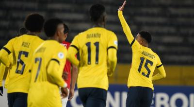 Juan Sebastian Rodríguez  y sus ocmpañeros festejan el gol de Ecuador ante Paraguay en el Sudamericano Sub 17, el 11 de abril de 2023.