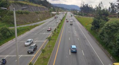 Vehículos circulan en la Ruta Viva, el 12 de abril de 2023.