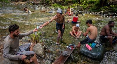 Un grupo de migrantes descansan en un tramo de la selva del Darién, entre Colombia y Panamá, marzo de 2022. 