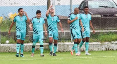 Los jugadores del Cumbayá FC festejan el gol de Agustín Maziero ante Gualaceo, el 16 de abril de 2023.