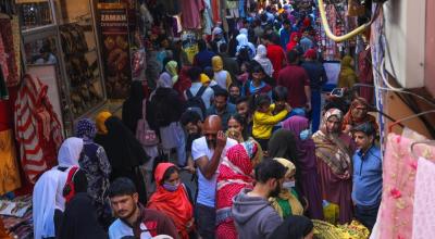 Gente en el mercado de Srinagar, ciudad del estado de Kashmir, India.