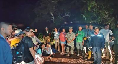 La noche del 15 de abril de 2023, un equipo de bomberos y militares rescataron a 15 personas atrapadas por las lluvias en Galápagos.